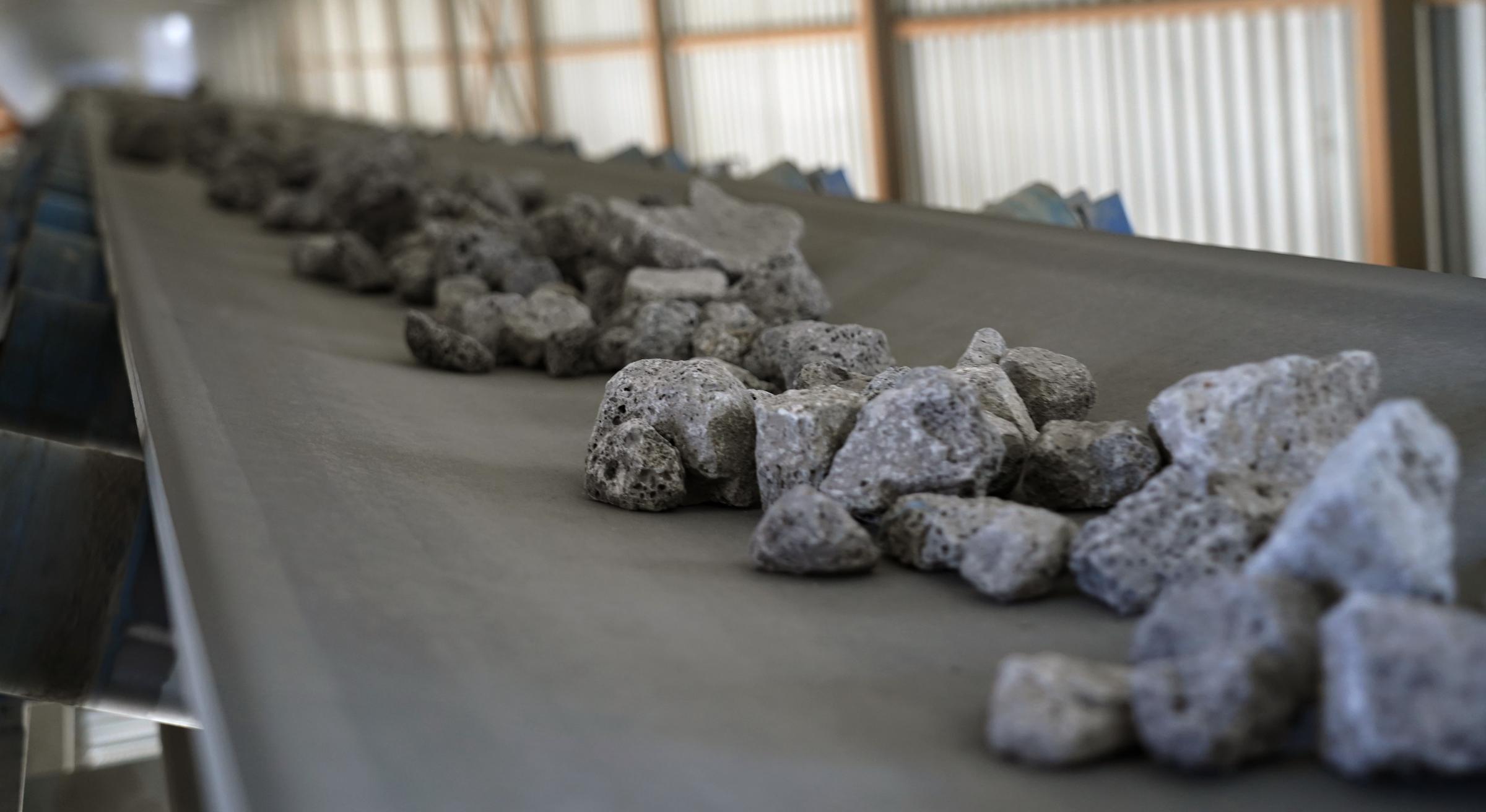 Базальт на конвейере завода Basalt Wool
